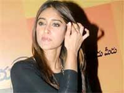 వారికి గుడి నాకు అభిమాన సంఘమా: ఇలియానా!?