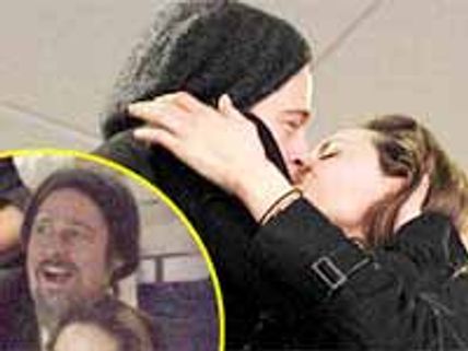 మీడియా కోసం ముద్దులు పెట్టుకున్న జంట..!!