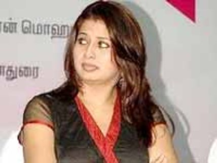 త్రిషతో నాకు తగువు పెట్టాలని చూసారు