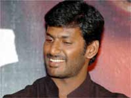 మాస్ ఇమేజ్ ని బ్రేక్ చేయాలని ఆత్రుతతో నపుంసక హీరో...!?