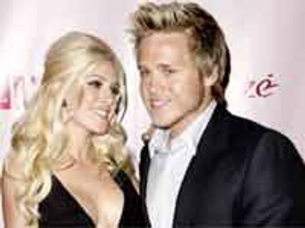 స్నేహితురాలుతో ప్రేమాయణం సాగించిన రియాలిటీ షో స్టార్..!