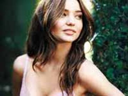 యాడ్స్ లో తన అందాలను రెచ్చిపోయి చూపిస్తున్న ఆస్ట్రేలియా ప్రెగ్నెన్సి మోడల్..!