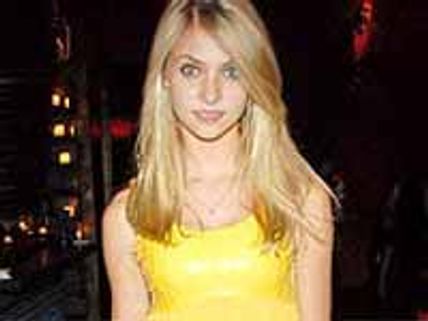 మ్యూజిక్ వీడియో లో తన అందచందాలను చూపుతున్న హీరోయిన్..!