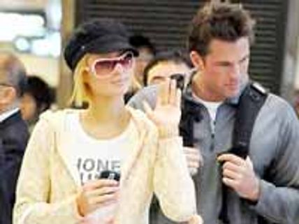 ఎయిర్ పోర్టులో పరాభవం పోందిన హాటల్ బిజినెస్ మ్యాన్ కూతురు..!