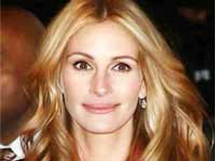 బేబిని దత్తతు తీసుకున్న మనసున్న హీరోయిన్...!