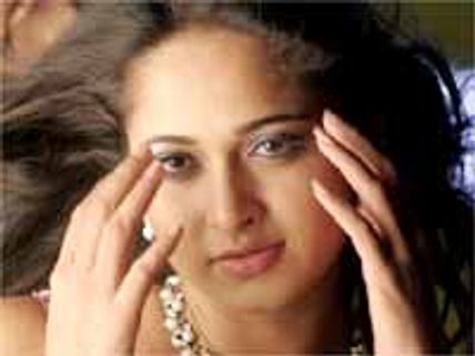 అపరిచితుడుతో ప్రేమలో పడిన అనుష్క…!?