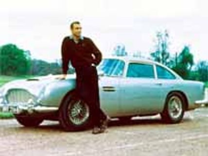 రాత్రిపూట లండన్ వీధుల్లో కామెడీ చేయనున్న పాత హీరో కారు..!