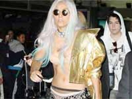 ఎయిర్ పోర్ట్స్ లో అలా ప్రవర్తించడంలో ఆమెకు ఆమె సాటి..