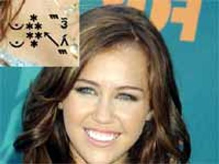 ఆ బ్రెస్ట్ టాటూ కెమెరాలలో బందించాలంటూ కెమెరా వాళ్శ పోటీపడ్డారు..