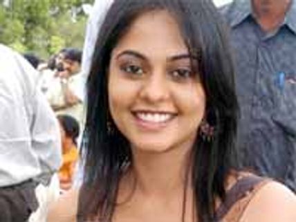 ఏ మాయ చేసావె డైరెక్టర్ చేతిలో వేశ్యగా మారిన బిందు మాధవి..