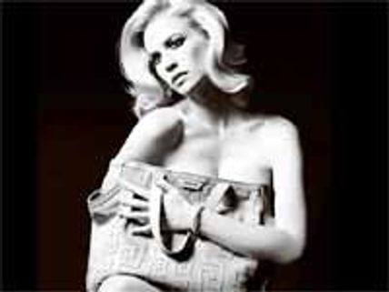 యాడ్ క్యాంపెయిన్ లోనగ్నంగా నటించిన మ్యాడ్ మ్యాన్ హీరోయిన్..