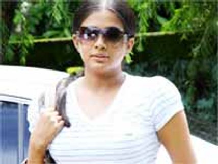 ఏ కొండకాగొడుగుపట్టడం మన హీరోయిన్లకు మామూలేకదా...!