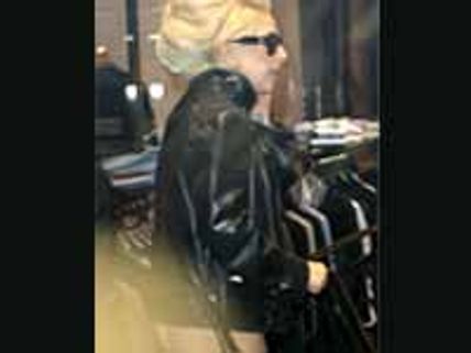 పారిస్ నగరంలో పాప్ సింగర్ బట్స్ చూసి అవాక్కయిన అభిమానులు..