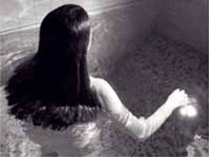 ఆమె నగ్నంగా బాత్ రూమ్ లోస్నానం చేస్తున్నవీడియో మొదటి స్దానంలో..