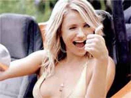 బీచ్ లో బ్లాక్ బికిని అందాలను ఎంజాయ్ చేస్తున్న బేస్ బాల్ ప్లేయర్