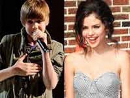 ఆముద్దు ఫోటోలో ఉన్నది మేము కాదంటున్న స్టార్ సింగర్..