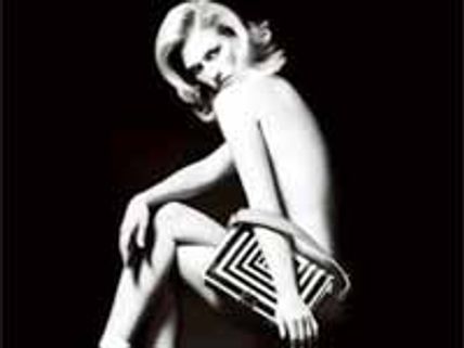 నగ్నంగా అందాలు కనిపించకుండా హ్యాండ్ బ్యాగ్ తోకవర్ చేసిన హీరోయిన్