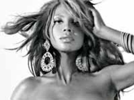 నగ్నంగా అందాలు ఆరబోయడానికి అభిమానులను అడిగిన సింగర్