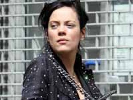 లవ్ ను ప్రపోజ్ చెయ్యగానే కళ్శ వెంట నీళ్శు పెట్టుకున్న పాప్ స్టార్