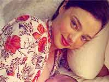 బేబికి బ్రెస్ట్ ఫీడింగ్ ఇస్తున్న ఫోటోలను విడుదల చేసిన హీరోయిన్