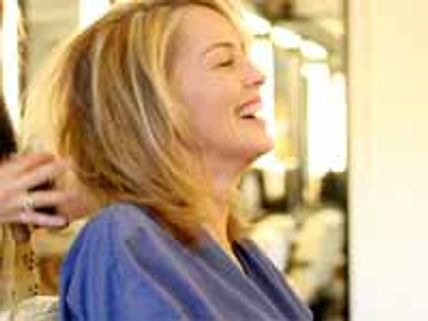 అందరూ చూస్తుండగా హెయిర్ సెలూన్‌లో బ్రా తీసివేసిన హాట్ హీరోయిన్