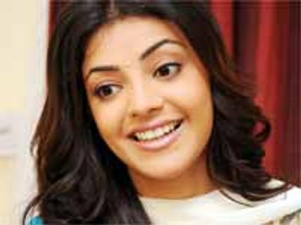 ఇక్కడ కాంపిటీషన్ పెరుగుతోందని అక్కడ ఎర వేస్తున్న స్టార్ హీరోయిన్...