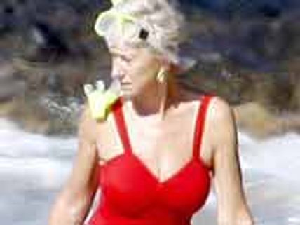 ముసలి వయసులో బికినీ వేసి కుర్రకారుకి కిక్ ఎక్కిస్తున్న హీరోయిన్