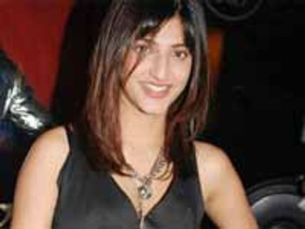 వారసత్వం అని  పనిగట్టుకొని అవకాశాలూ ఇచ్చేయలేదు