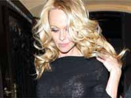 బ్రా వేసుకోకుండా నైట్ పార్టీలా ఇంక ఏమైనా ఉందా..?