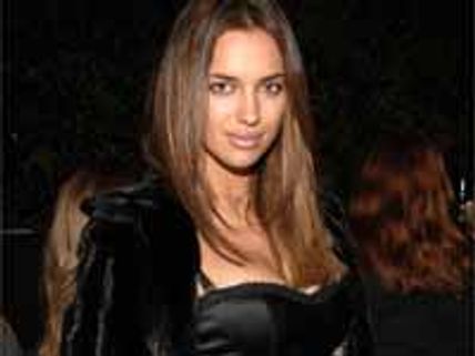 స్పోర్ట్స్ స్విమ్ షూట్ కవర్ పేజిపై ఫేమస్ పుట్ బాల్ ప్లేయర్ గర్ల్ ప్రెండ్
