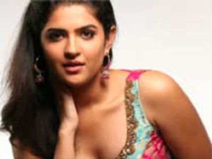 అక్కడ కూడా హాట్ బ్యూటీ దీక్షా సేత్ హల్ చల్...!?