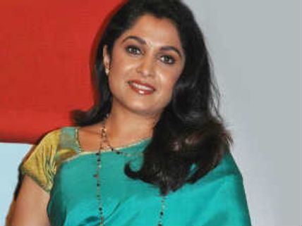హీరోయిన్ రమ్యకృష్ణఫై బెయిలబుల్ వారెంట్..!?