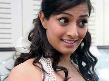 ఆ హీరో ప్లేబోయ్ కాదని సర్టిఫై చేస్తోందా హీరోయిన్