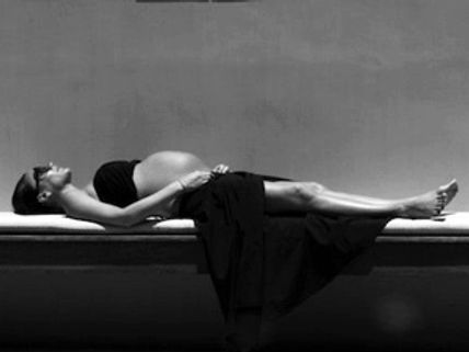 భార్య సన్‌బాత్ చేసే పిక్చర్‌ని  ఫేస్‌బుక్‌లో పోస్ట్ చేసిన ఆటగాడు