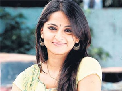 అనూష్క యేడేది డేట్స్ ఆ డైరక్టర్ కి