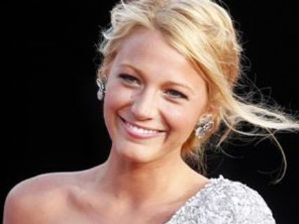 చారిత్రాత్మక షోలో ఆ సెక్సీ బ్యూటీనే సెలెక్ట్ చేశారు