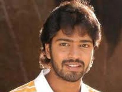 ఎన్టీఆర్,చరణ్ తో పోటీగా అల్లరి నరేష్ 
