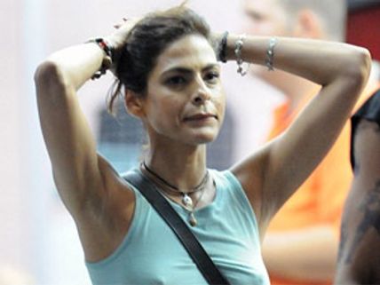 డెనిమ్ షార్ట్‌తో కుర్రకారు మతి పోగొడుతున్న ఆంటీ..