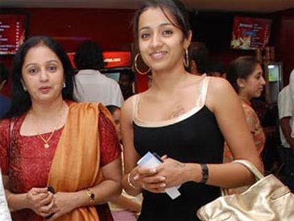 అమ్మతో కలిసిన నటించడం చాలా హ్యాపీ గా ఉంది: త్రిష