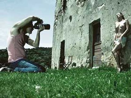 మాజీ బాయ్ ప్రెండ్ ఫోటోగ్రాపర్‌ కాగా, ఆమె అర్దనగ్నంగా..