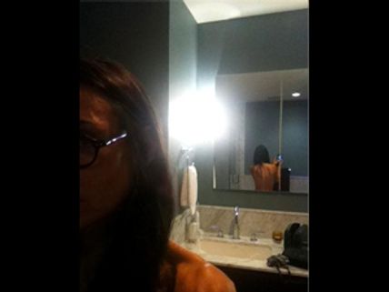 బాత్ రూమ్ అర్దనగ్న ఫోటోని అభిమానుల కోసం ట్విట్టర్లో..