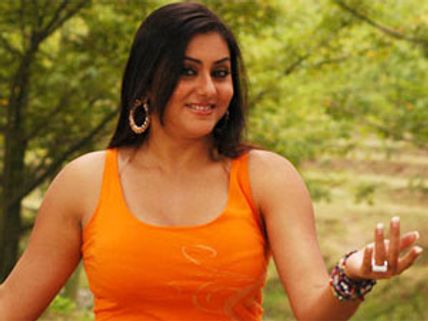 హాట్  నమితకి బ్యాంకాక్ కి లింకేంటి?