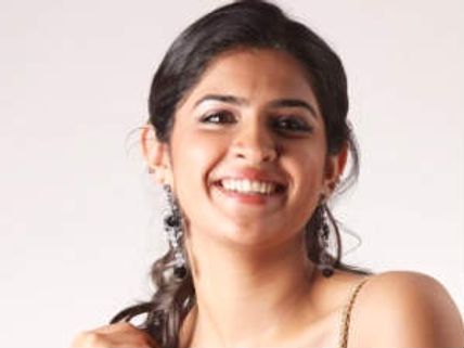 హీరోల్లా పంచ్ లిస్తుంటే మజా..మజాగా ఉంది: ధీక్షా...!