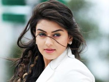 సర్ ఫ్రైజింగ్ గా ఉంటుందని శింబు కోరిక కాదనలేకపోయా..!