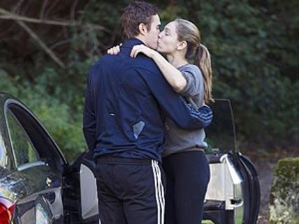 గిప్ట్ ఇచ్చాడు.. మత్తెక్కించే ముద్దు పొందాడు..!!