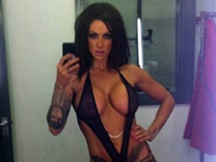 ట్విట్టర్ ఎకౌంట్లో బ్లాక్ బికినీ ఫోటోలు ఫోస్ట్ చేసిన మోడల్