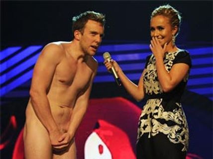 మ్యూజిక్ అవార్డులలో నగ్నంగా ఆగంతకుడి హల్ చల్