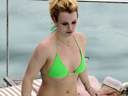 ఆకుపచ్చ బికినీలో స్విమ్మింగ్ పూల్‌ అందాలు