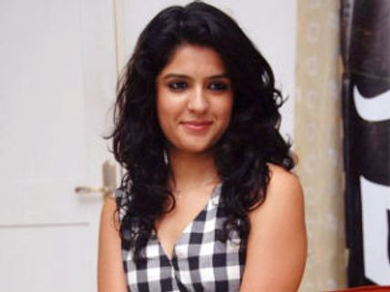 మీడియాకి వార్నింగ్ ఇచ్చిన దీక్షాసేధ్ 