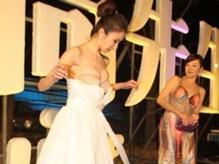 అవార్డుల ఫంక్షన్‌లో అల్లరి పాలైన చైనా సుందరి